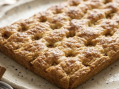 Oblíbený jablečný koláč, který zvládne připravit téměř každý! Jablečno-smetanový koláč jako od babičky: nadýchaný dezert s vůní pečených jablek