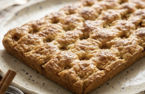 Oblíbený jablečný koláč, který zvládne připravit téměř každý! Jablečno-smetanový koláč jako od babičky: nadýchaný dezert s vůní pečených jablek