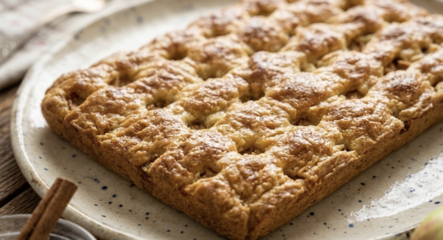 Jablečno-smetanový koláč jako od babičky: nadýchaný dezert s vůní pečených jablek Jablečno-smetanový koláč jako od babičky: nadýchaný dezert s vůní pečených jablek