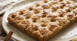 Oblíbený jablečný koláč, který zvládne připravit téměř každý! Jablečno-smetanový koláč jako od babičky: nadýchaný dezert s vůní pečených jablek