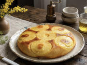 Vynikající ananasový koláč, připravený na pánvi – Vyzkoušejte tuto dobrotu! Ananasový koláč na pánvi: rychlý dezert z pár surovin bez trouby