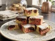 Dezert barevný, jako papoušek – Vyzkoušejte tento skvělý zákusek od naší čtenářky! Papoušková buchta s kakaem a tvarohem: nadýchaný barevný koláč na plech