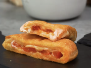 Mozzarellové kapsy z listového těsta s rajčaty a bylinkovým dresinkem