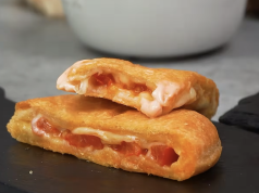 Mozzarellové kapsy z listového těsta s rajčaty a bylinkovým dresinkem