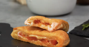 Mozzarellové kapsy z listového těsta s rajčaty a bylinkovým dresinkem