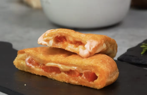 Vynikající Mozzarellové kapsy z listového těsta – Vyzkoušejte tuto dobrotu! Mozzarellové kapsy z listového těsta s rajčaty a bylinkovým dresinkem