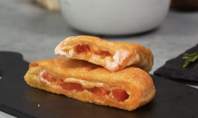 Mozzarellové kapsy z listového těsta s rajčaty a bylinkovým dresinkem