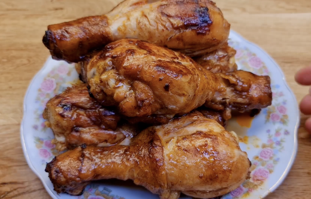 Kuřecí stehna na pánvi s tmavým pivem – rychlý oběd hotový za 30 minut