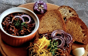 Pikantní masová směs s rajčaty: univerzální recept, který zachrání večeři Pikantní masová směs s rajčaty: univerzální recept, který zachrání večeři