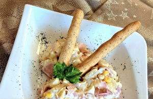 Ananasový salát s tatarskou omáčkou – oblíbené pohoštění na oslavy Ananasový salát s tatarskou omáčkou – oblíbené pohoštění na oslavy