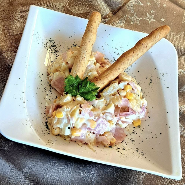 Ananasový salát s tatarskou omáčkou – oblíbené pohoštění na oslavy