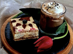 Medový dort s pudinkovým krémem Medový dort s pudinkovým krémem a piškoty – vláčný dezert, který se rozleží přes noc