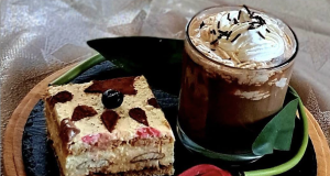 Medový dort s pudinkovým krémem Medový dort s pudinkovým krémem a piškoty – vláčný dezert, který se rozleží přes noc