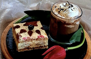 Medový dort s pudinkovým krémem Medový dort s pudinkovým krémem a piškoty – vláčný dezert, který se rozleží přes noc