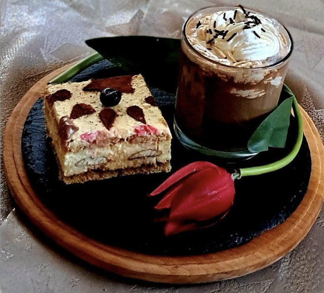 Medový dort s pudinkovým krémem a piškoty – vláčný dezert, který se rozleží přes noc