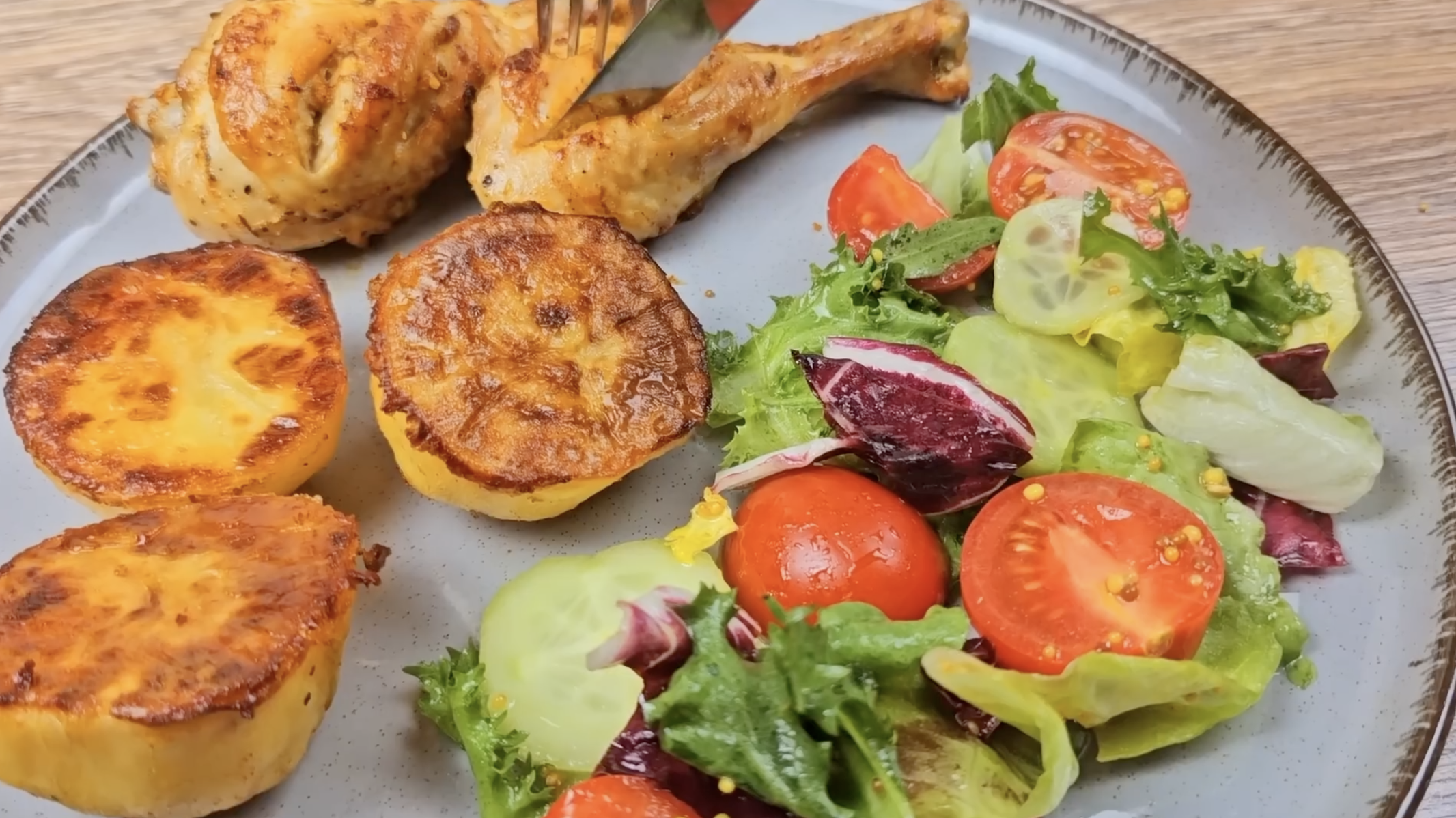 Kuřecí paličky pečené na bramborách: Bleskový oběd z jednoho pekáče