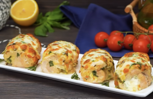 Vyzkoušejte vynikající kuřecí závitky, které máte během chvilky připravené! Šťavnaté kuřecí rolky plněné sýrem a zeleninou – rychlý oběd z trouby