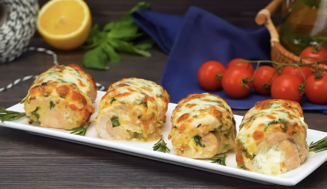 Šťavnaté kuřecí rolky plněné sýrem a zeleninou – rychlý oběd z trouby Šťavnaté kuřecí rolky plněné sýrem a zeleninou – rychlý oběd z trouby