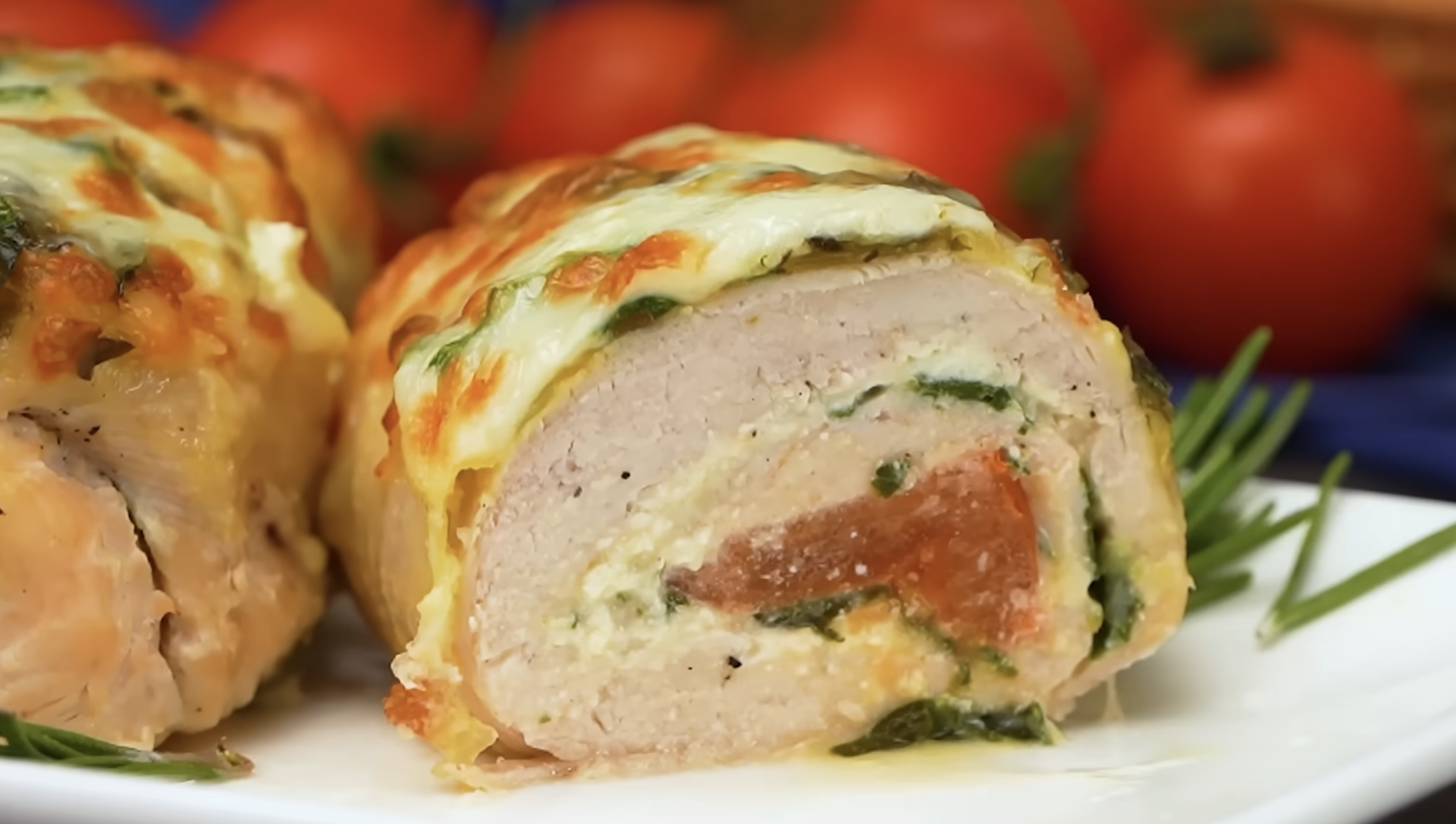 Šťavnaté kuřecí rolky plněné sýrem a zeleninou – rychlý oběd z trouby