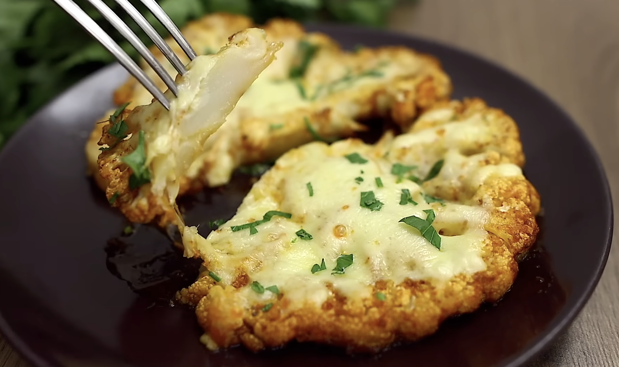 Pečený květák se sýrem: jednoduchý recept na rychlý oběd nebo večeři