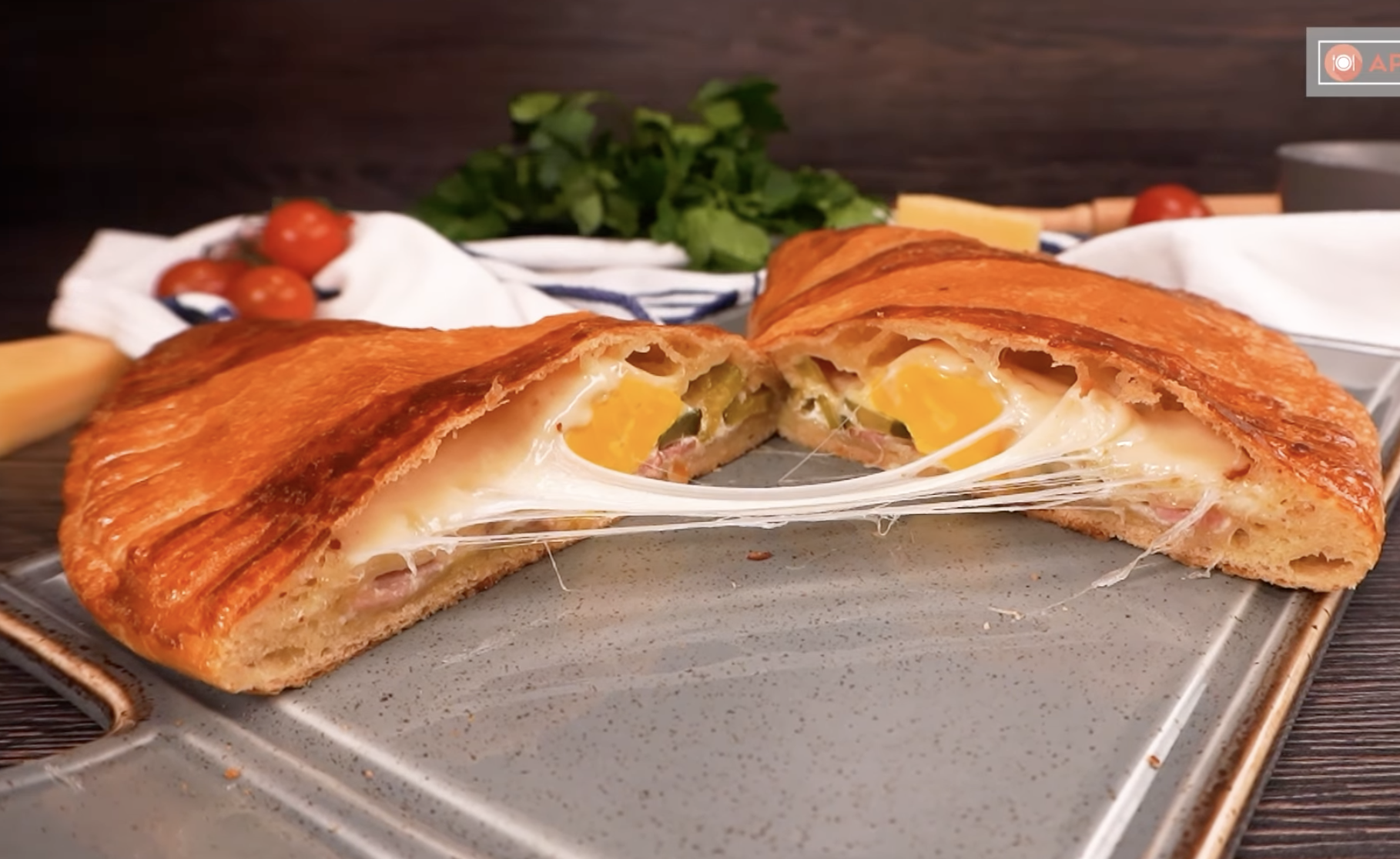 Jednoduchý recept na skvělou pizza kapsu plnou sýra a šunky!