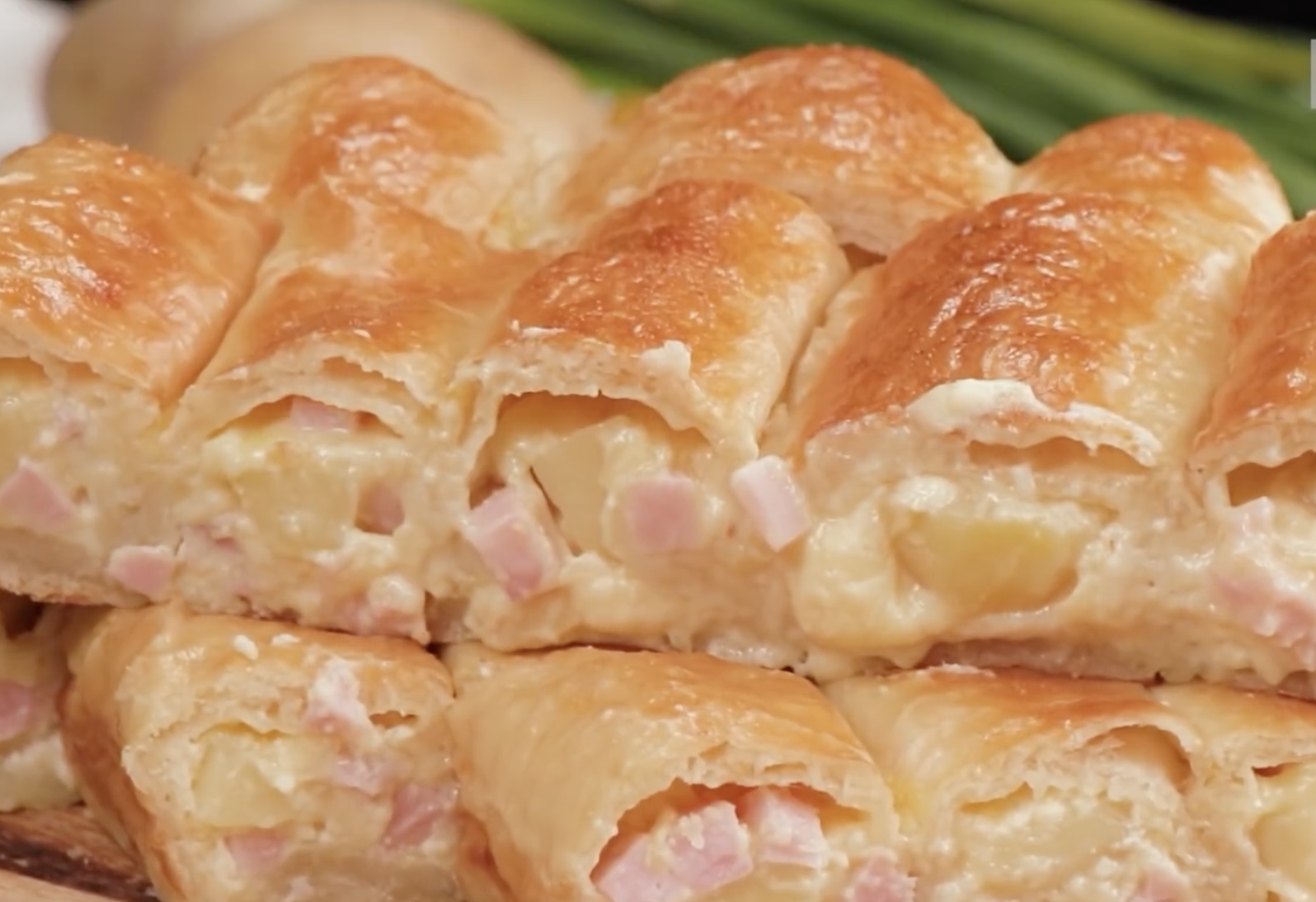 Jednoduchý recept na vynikající závin z listového těsta s bramborami a šunkou!