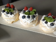 Pavlovovy dortíky s mascarpone krémem a ovocem Pavlovovy dortíky s mascarpone a ovocem: lehký dezert, který okouzlí každého
