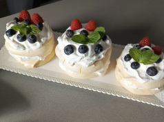 Pavlovovy dortíky s mascarpone krémem a ovocem Pavlovovy dortíky s mascarpone a ovocem: lehký dezert, který okouzlí každého