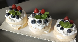 Pavlovovy dortíky s mascarpone krémem a ovocem Pavlovovy dortíky s mascarpone a ovocem: lehký dezert, který okouzlí každého