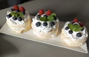 Pavlovovy dortíky s mascarpone krémem a ovocem Pavlovovy dortíky s mascarpone a ovocem: lehký dezert, který okouzlí každého
