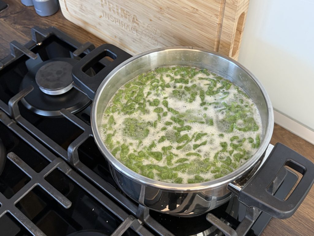 Špenátové halušky se sýrovou omáčkou