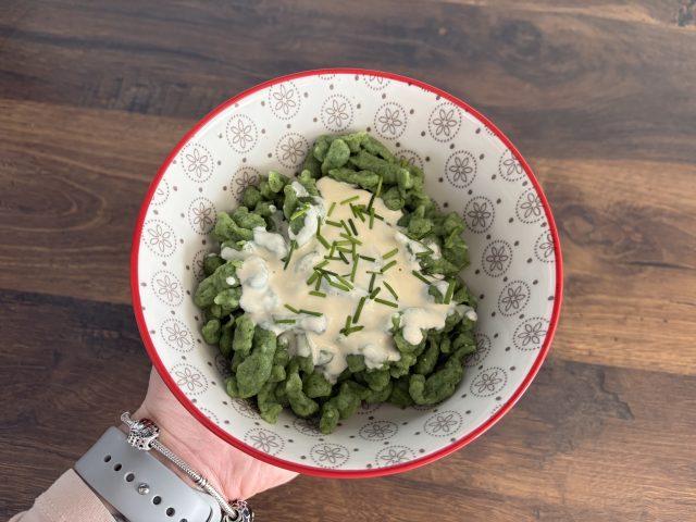 Špenátové halušky se sýrovou omáčkou: jednoduchý bezmasý oběd plný chuti