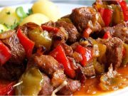 Marinované špízy v medu a pivu: Gurmánský zážitek z jednoho pekáčku Šťavnaté špízy z vepřového masa v marinádě z černého piva a medu (pečené v troubě)