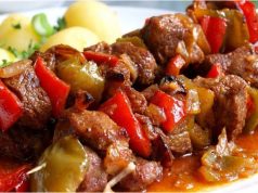 Šťavnaté špízy z vepřového masa v marinádě z černého piva a medu (pečené v troubě)