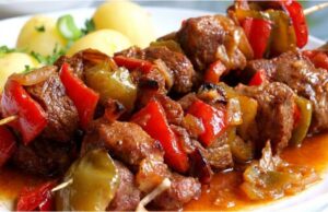 Marinované špízy v medu a pivu: Gurmánský zážitek z jednoho pekáčku Šťavnaté špízy z vepřového masa v marinádě z černého piva a medu (pečené v troubě)