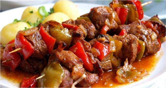 Šťavnaté špízy z vepřového masa v marinádě z černého piva a medu (pečené v troubě)