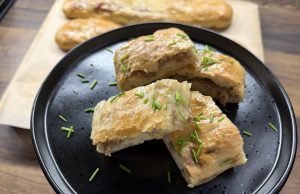 Kır pidesi – turecká masová pita Kır pidesi: Turecká masová pita z kynutého těsta