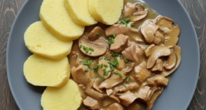 Vepřové na houbách s bramborovým knedlíkem Vepřové na domácích houbách s bramborovým knedlíkem