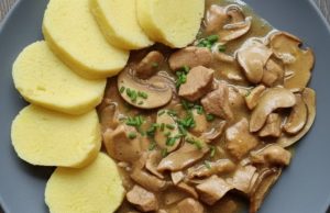 Vepřové na houbách s bramborovým knedlíkem Vepřové na domácích houbách s bramborovým knedlíkem