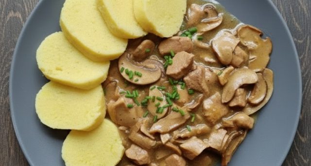 Vepřové na domácích houbách s bramborovým knedlíkem