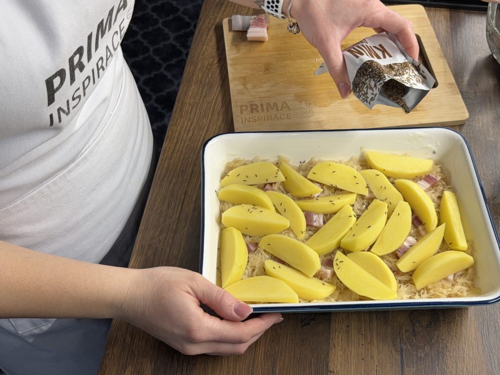 Zapečená kuřecí stehna na kysaném zelí s bramborami