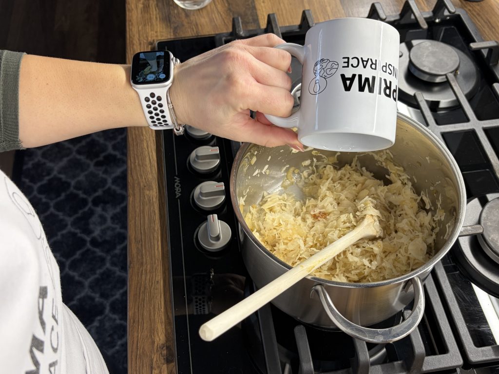 Zapečená kuřecí stehna na kysaném zelí s bramborami