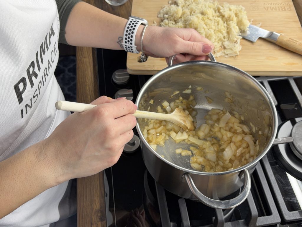 Zapečená kuřecí stehna na kysaném zelí s bramborami