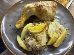 Zapečená kuřecí stehna na kysaném zelí s bramborami Zapečená kuřecí stehna na kysaném zelí s bramborami z jednoho pekáče