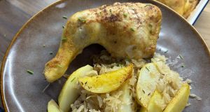 Zapečená kuřecí stehna na kysaném zelí s bramborami z jednoho pekáče