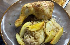 Zapečená kuřecí stehna na kysaném zelí s bramborami Zapečená kuřecí stehna na kysaném zelí s bramborami z jednoho pekáče