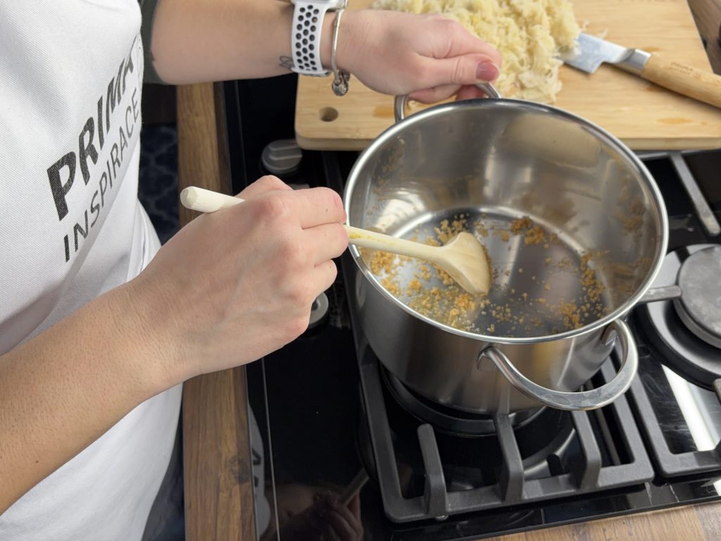 Zapečená kuřecí stehna na kysaném zelí s bramborami