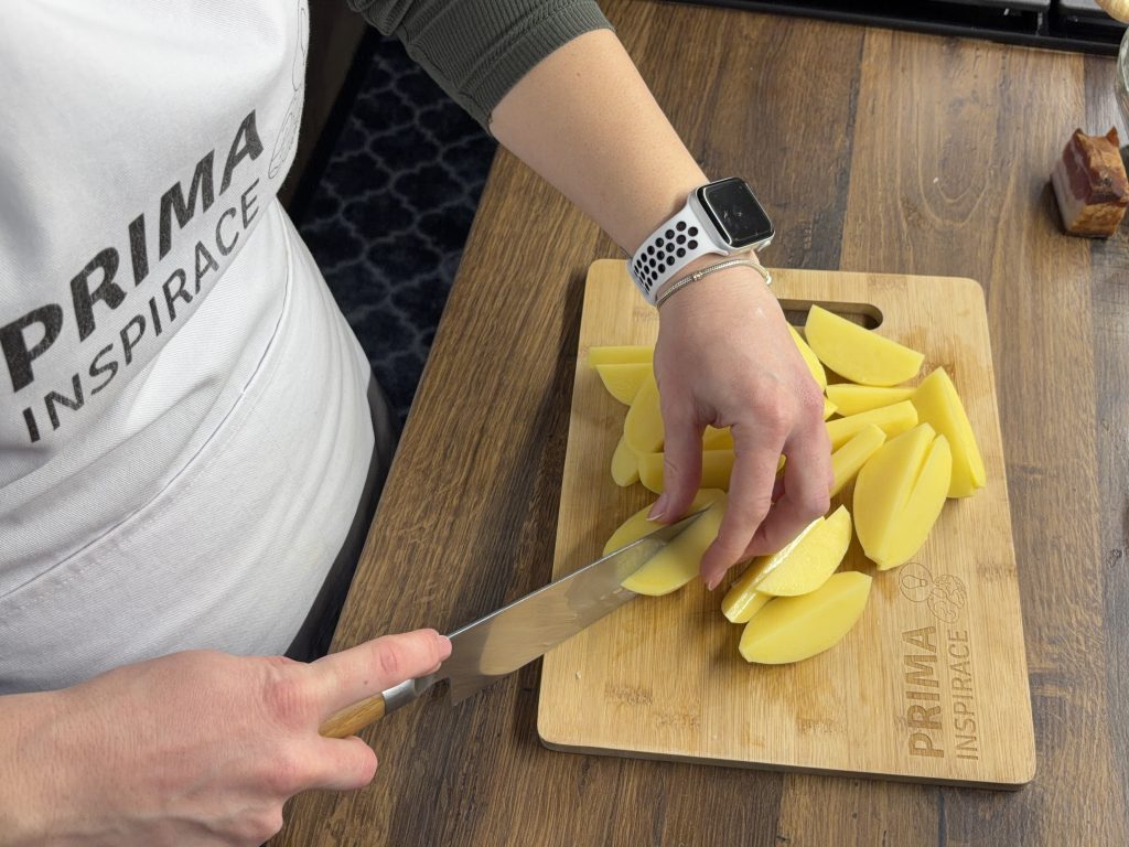 Zapečená kuřecí stehna na kysaném zelí s bramborami