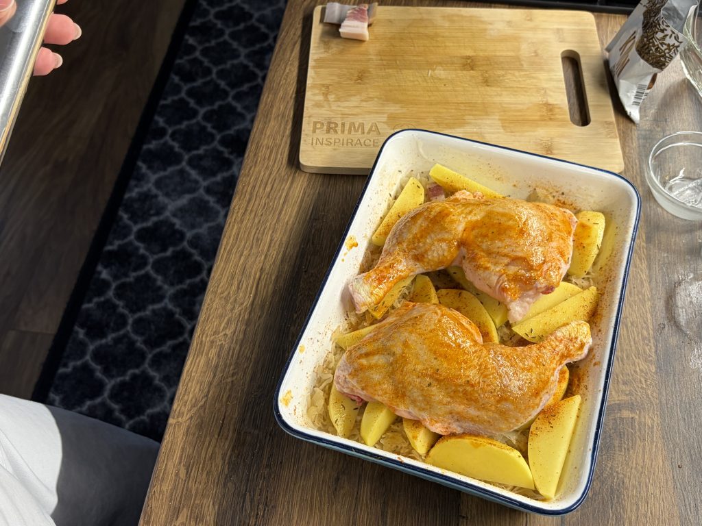 Zapečená kuřecí stehna na kysaném zelí s bramborami