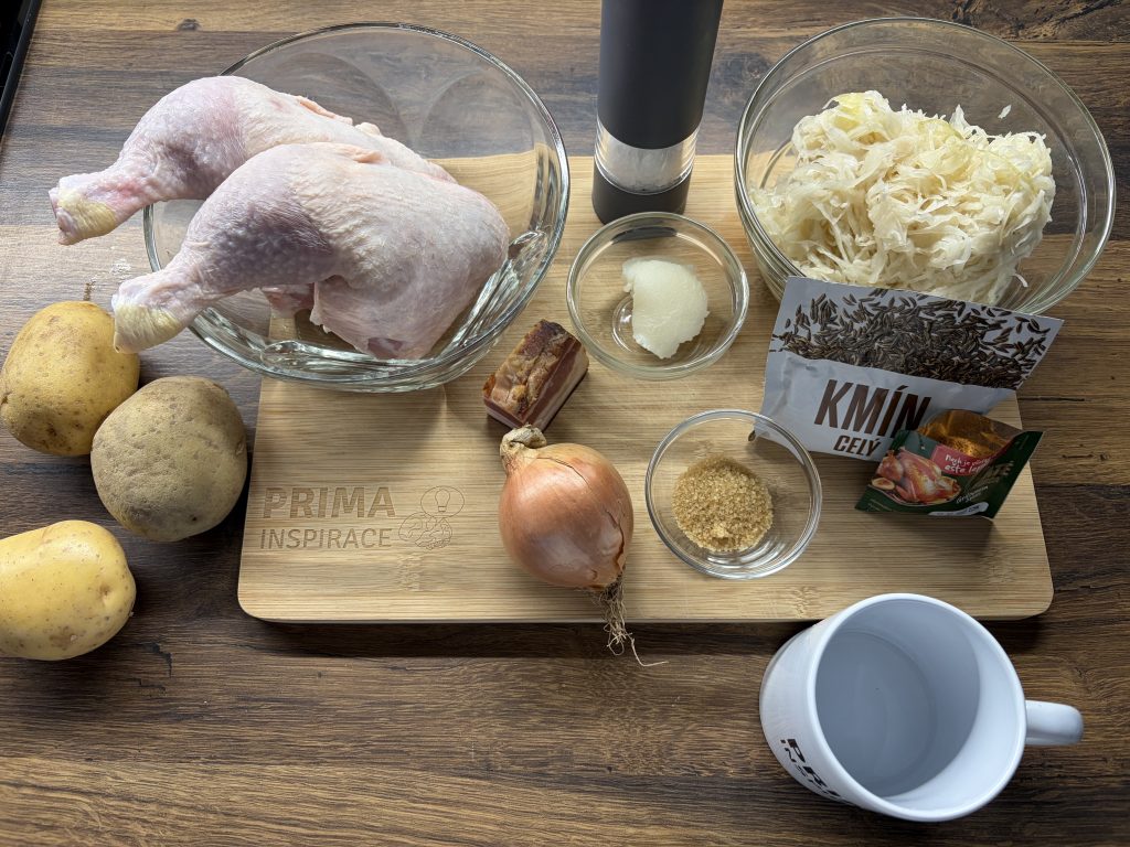 Zapečená kuřecí stehna na kysaném zelí s bramborami